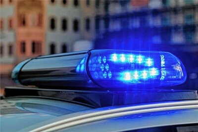 Rätsel um schwer verletzten Mann in Zwickau - Ein Mann wurde am Montagabend schwer verletzt in Zwickau gefunden. Die Polizei sucht Zeugen. 