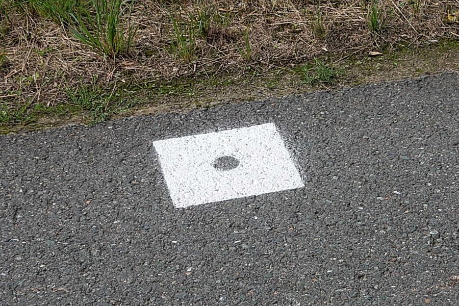 Rätsel um weiße Quadrate auf Triebeler Straßen gelöst - Vermessungspunkte wie dieser haben in der Gemeinde Triebel Rätsel aufgegeben. Nun haben sich Ausführende und Sinn der Markierungen aufgeklärt.