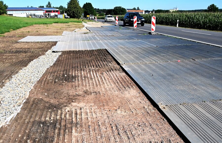 Fast alle Metallplatten, die auf einer Wiese neben der Chemnitzer Straße bei Mittweida lagen, sind verschwunden. 