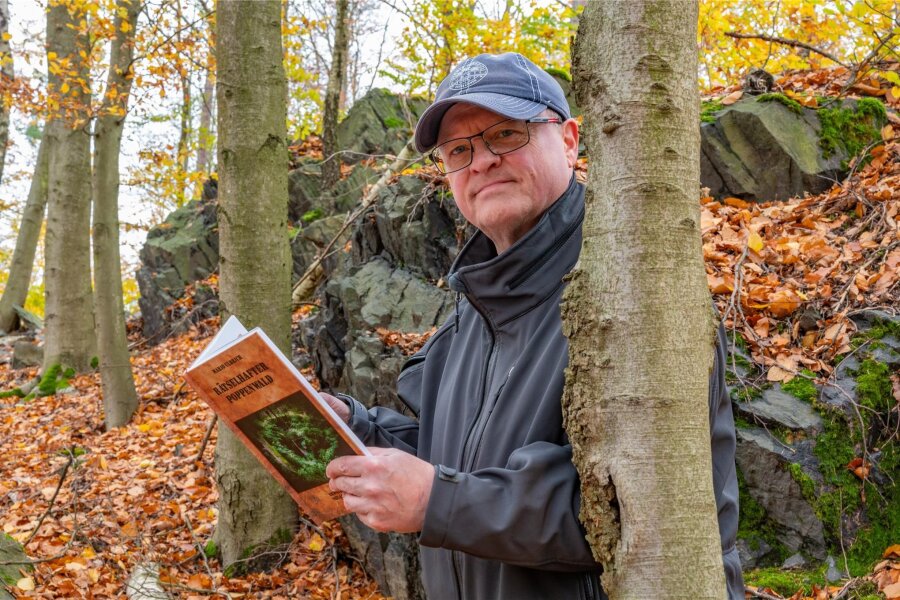 Rätselhafter Poppenwald: Reporter aus dem Erzgebirge erzählt Fakten aus seinem Buch - Mario Ulbrich hat eine erweiterte Neuausgabe seines Buches „Rätselhafter Poppenwald“ herausgebracht.