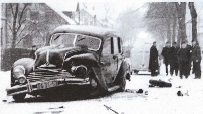 Rätselhafter Stasi-Unfall vor 67 Jahren in Zwickau: Warum musste Bertha Hufschmid sterben? - Ein Polizeifoto vom Unfallort zeigt den beschädigten Stasi-Dienstwagen. 