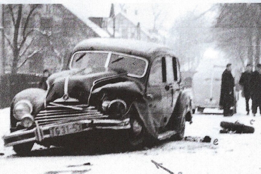Rätselhafter Stasi-Unfall vor 67 Jahren in Zwickau: Warum musste Bertha Hufschmid sterben? - Ein Polizeifoto vom Unfallort zeigt den beschädigten Stasi-Dienstwagen. 