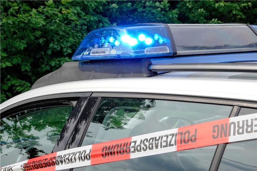 Rätselhafter Vorfall: Mann schwer verletzt an Straße in Plauen gefunden - Einen Polizeieinsatz hat es am Donnerstagnachmittag an der Martin-Luther-Straße in Plauen gegeben.