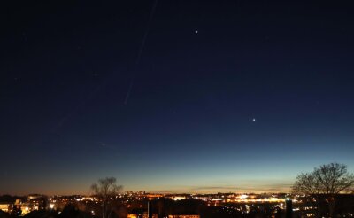 Venus (unten) und Jupiter (oben) in der Abenddämmerung am 15. Februar 2023. Venus zieht in den folgenden Monaten durch ihren hellen Schein am Abendhimmel die Blicke auf sich. Anfang März kommt es zu einer engen Begegnung mit dem Riesenplaneten Jupiter.