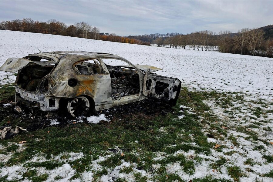 Rätselraten um ausgebrannten BMW in Lichtenau - Das ausgebrannte Autowrack auf dem Feld in Merzdorf.