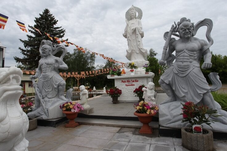 Rätselraten um Buddha-Statue in Mülsen - Das Amt spricht von einem "erfolgversprechenden" Bauantrag. 