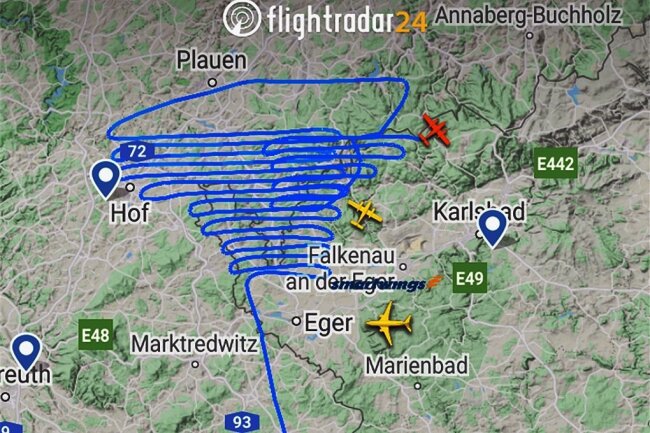 Flugbild, das ein Flieger aus Salzburg am Mittwoch über dem Vogtland zog. Die Flugbewegungen sind auf Internetportalen wie hier www.fligthradar24.com einsehbar. 