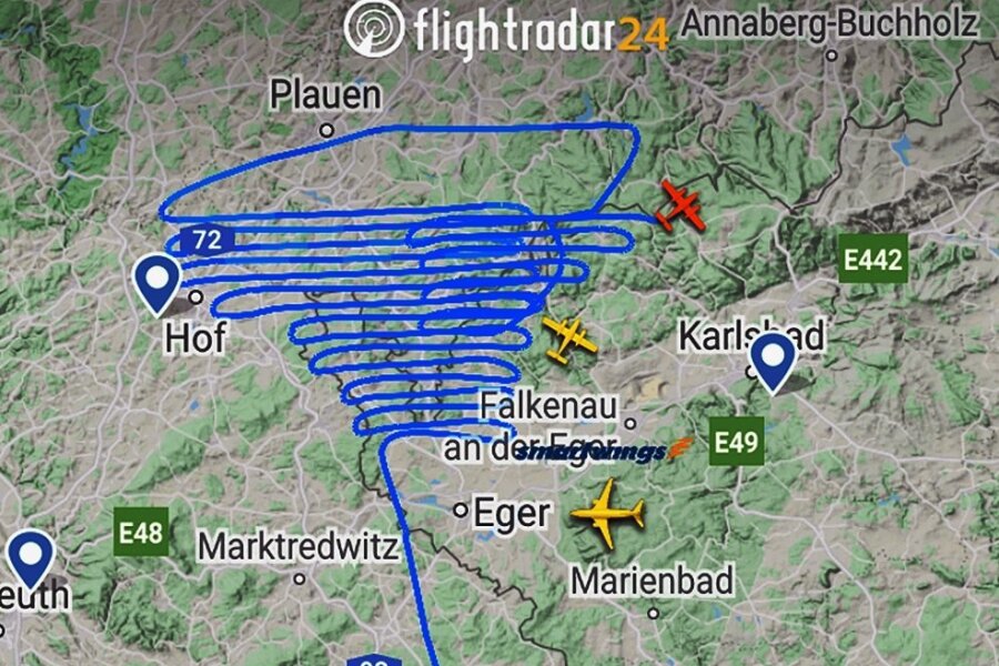 Flugbild, das ein Flieger aus Salzburg am Mittwoch über dem Vogtland zog. Die Flugbewegungen sind auf Internetportalen wie hier www.fligthradar24.com einsehbar. 