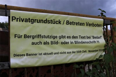 Rätselraten um früheres LPG-Gelände im Weischlitzer Ortsteil Rosenberg - Solch ein Banner sieht man nicht jeden Tag.