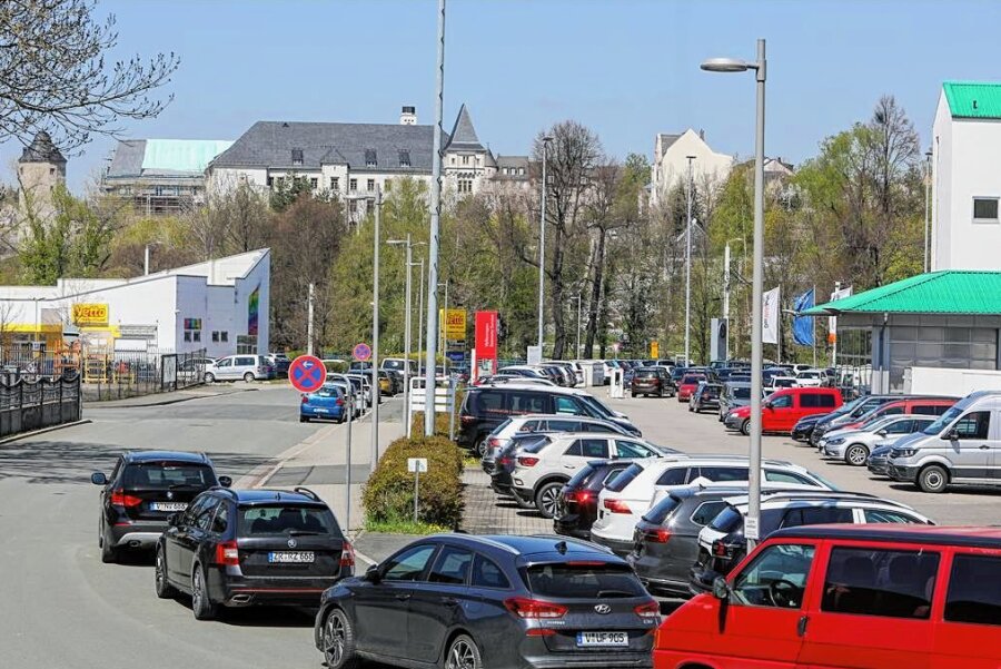 Rätselraten um neuen Einkaufsmarkt in der Plauener Innenstadt - Die Moorstraße liegt in jenem Gebiet, für das ein einfacher Bebauungsplan entsteht. Rechts das VW-Autohaus ACC, links im Hintergrund der Netto-Markt.