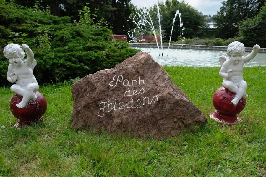 Rätselraten um Putten im Reichenbacher Park - Wo kommen die Figuren her? - Den zwei auf roten Kugeln sitzenden Putten im Park des Friedens war nur eine kurze Zeit an dieser Stelle beschieden. 