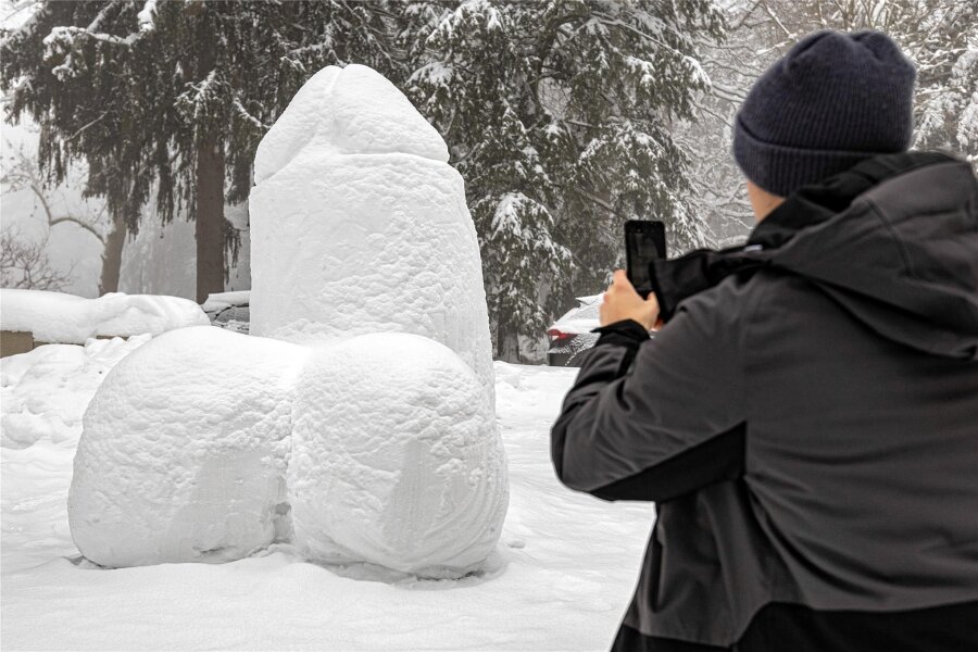 Rätselraten um Schneepenis von Bad Reiboldsgrün - Der Schneepenis von Bad Reiboldsgrün: Der oder die Erbauer sind unbekannt.