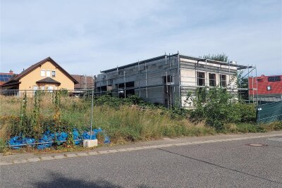 Rätselraten um verlassenes Wohnhaus in Mühlau - Seit Jahren ist sind zwei Grundstücke an der Ecke Grüner Weg/Kurzer Weg ein Schandfleck. Zwei Eigenheime sind nie fertiggebaut worden. Unkraut und Müll bestimmen das Bild.