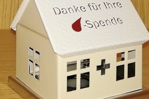 Räucherhaus soll Blutspender anlocken - So ein Räucherhaus gibt es für Blutspender in Beierfeld. 