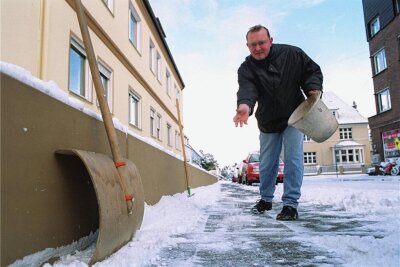 Räumpflicht für Anlieger in Klingenthal: Schreiben aus dem Ordnungsamt sorgt für Ärger - Im Winter müssen sich die Anlieger darum kümmern, dass der Gehweg vor ihrem Grundstück geräumt ist.