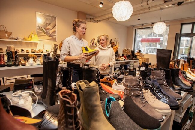 Räumungsverkäufe in der Plauener Innenstadt: Beginnt jetzt das Ladensterben? - Nancy Linke (links) und Lena Fritzlar sind Verkäuferinnen bei Shoes & Co. in der Plauener Innenstadt. Derzeit läuft der Räumungsverkauf in dem Geschäft, die Inhaberin gibt den Laden an der Marktstraße auf. 
