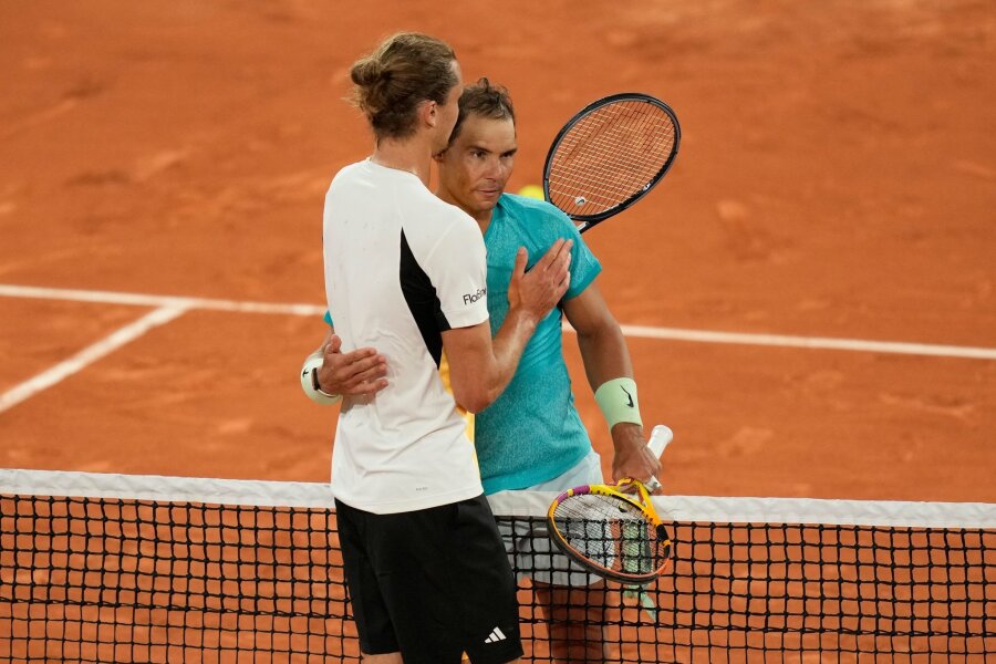 "Rafas Moment": Zverev besiegt Nadal im French-Open-Showdown - Nach dem Match umarmte Alexander Zverev (l) Rafael Nadal.