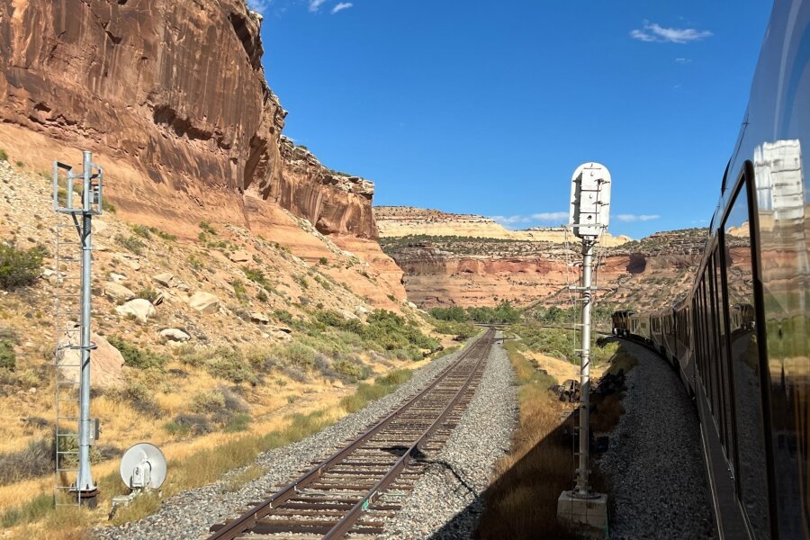 Rail and Road: Von Colorado zu den Nationalparks in Utah - Der Rocky Mountaineer fährt durch einige der spektakulärsten Landschaften der USA.