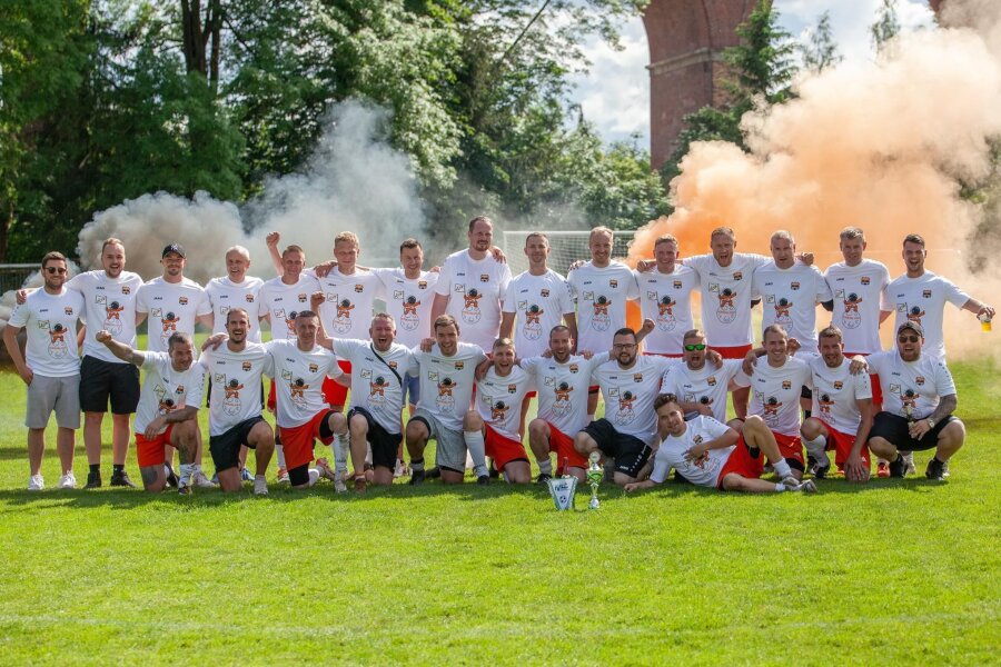 Rakete Römertal: Der Testspielgegner des FSV Zwickau startet seit drei Jahren durch - Freude pur: Rakete Römertal freut sich über den Aufstieg in die Fußball-Kreisliga: