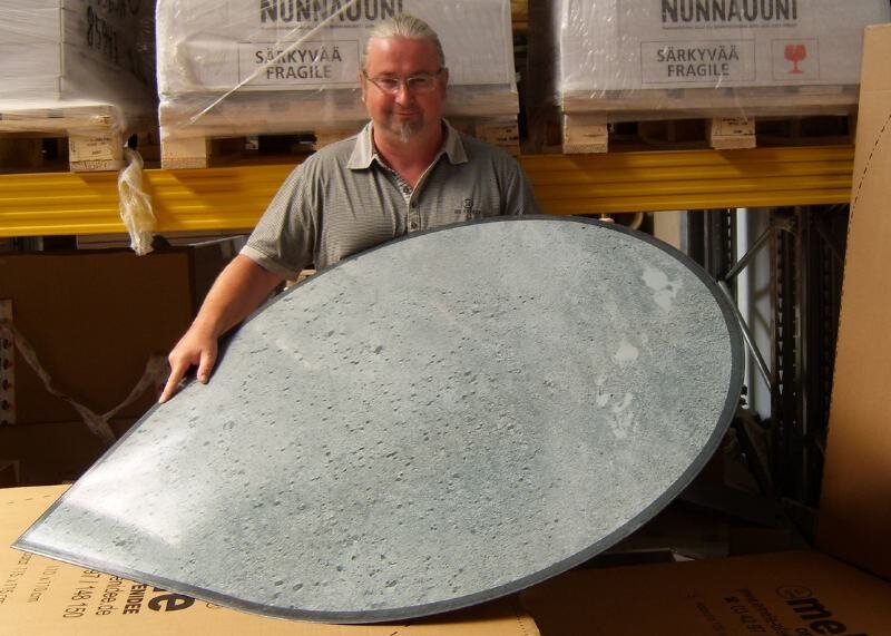 Ralf Emele bringt Weltneuheit auf den Markt - Ralf Emele präsentiert eine Kaminbodenplatte in Speckstein-Optik. 