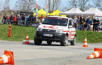 Rallye: Eine Tausendstel bleibt - Markus Herzig vom AMC Annaberg-Buchholz schaffte im geliehenen Fiat Panda 4x4 Sport immerhin den 7. Platz.