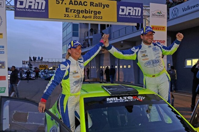Rallye Erzgebirge: Vogtländer gewinnt Herzschlagfinale - Strahlende Sieger: Philip Geipel und Katrin Becker-Brugger jubeln im Ziel am Sachsenring über ihren Triumph bei der Erzgebirgsrallye.