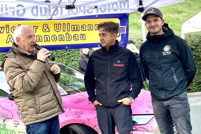 Im Rallye-Talk mit dem lebenden Rallyelexikon Alfred Gorny (l.) und dem Crandorfer Jens Herkommer als Vorausfahrer und Hauptsponsor der 18. Rallye Grünhain zeigte sich Sepp Wiegand (r.) vom gastgebenden Motorsportclub Grünhain gut gelaunt. Die Titelverteidigung schätzte er zu diesem Zeitpunkt jedoch als eher unwahrscheinlich ein - meisterte das Kunststück aber doch und ist erneut Gesamtsieger seines "Heimspiels".