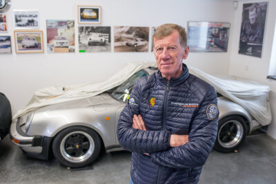 Der zweifache Rallye-Weltmeister Walter Röhrl steht daheim in St. Englmar vor einem Porsche. Zwölf Autos besitzt der Bayer insgesamt.