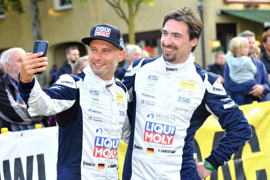 Rallyepilot aus Zwickau zufrieden: Silber gewonnen statt Titel verloren - Glückliche Vizemeister: Julius Tannert (links) und Co-Pilot Frank Christian nach dem Saisonfinale. 