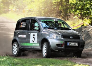 Rallyepiloten prüfen ihre Pneus auf Schotter - Cornelia und Alexander Klemm wollen mit ihrem 100 PS starken Fiat Panda in Wittenberg für Furore sorgen. 