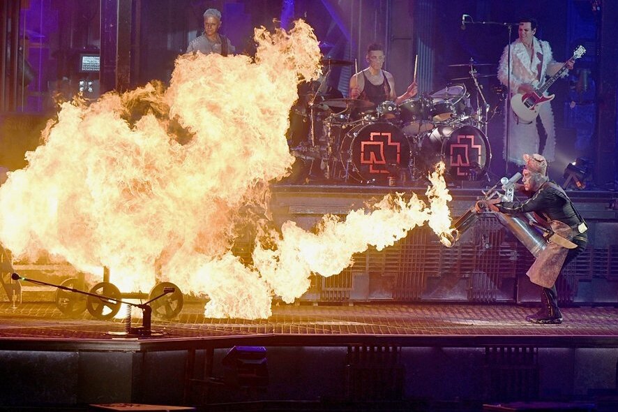 Rammstein auch 2023 in Europa auf Tour - hier gibt es Tickets -  Rammstein Frontsänger Till Lindemann (r) feuert bei einem Konzert in Düsseldorf während des Titels "Mein Teil" auf der Bühne einen Flammenwerfer ab.