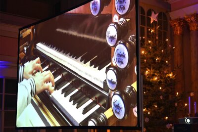 Rammstein ist Pflicht und Gott ist ein DJ: So rockt Weihnachten auf der Kirchenorgel - Die Orgelkonzerte der besonderen Art gibt es am 27. und 28. Dezember in Grünlichtenberg in Mittelsachsen. Nico Wieditz spielt dann auch Rammstein und „Drei Haselnüsse für Aschenbrödel“.