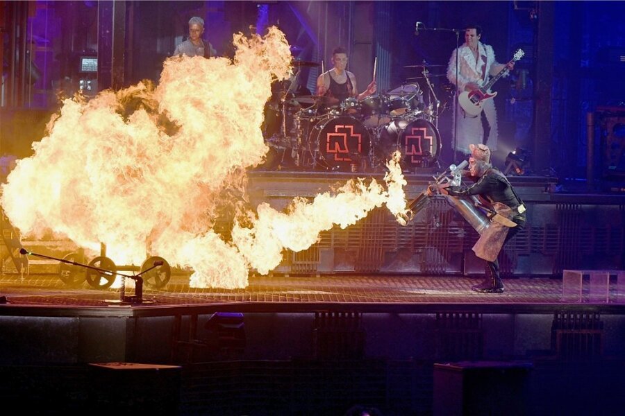  Rammstein Frontsänger Till Lindemann (r) feuert bei einem Konzert in Düsseldorf während des Titels "Mein Teil" auf der Bühne einen Flammenwerfer ab. Foto: Malte Krudewig/dpa 