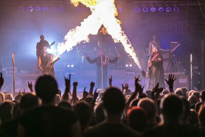 Rammstein-Songs erklingen im Tivoli - Die Rammstein-Tribute-Band Stahlzeit hat am Samstagabend das Tivoli in 