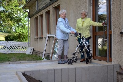 Rampe erleichtert Senioren in Grünbach den Zugang - Hanna Frank (links) und Gisela Bartz freuen sich über die Rampe und den neuen Seiteneingang am Gebäude der Landeskirchlichen Gemeinschaft in Grünbach. 