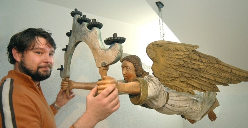 Ramponierter Engel strahlt wieder - 
              <p class="artikelinhalt">Henrik Seidel aus Rodewisch hat den Schwebe-Engel aus der Barockzeit restauriert. Am Sonnabend übergab er die rund zwei Meter lange Figur wieder dem Falkensteiner Museumsverein, am 29. November wird er erstmals der Öffentlichkeit präsentiert. </p>
            