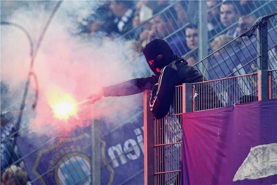 Randale beim Derby zwischen Aue und Zwickau: Das sagt das Auer Ordnungsamt - Beleidigungen, tätliche Angriffe, Rauchtöpfe - beim Fußballspiel am Sonntag hatte die Polizei alle Hände voll zu tun. 