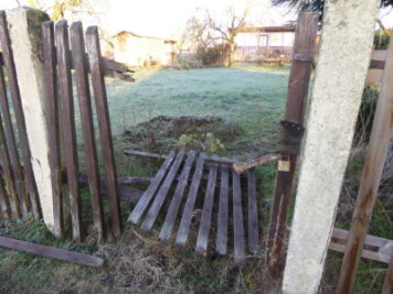 Randalierer beschädigen mehr als 20 Gartentore in Limbach-Oberfrohna - Unbekannte haben am Wochenende die Tore oder Türen an insgesamt 24 Gärten beschädigt.