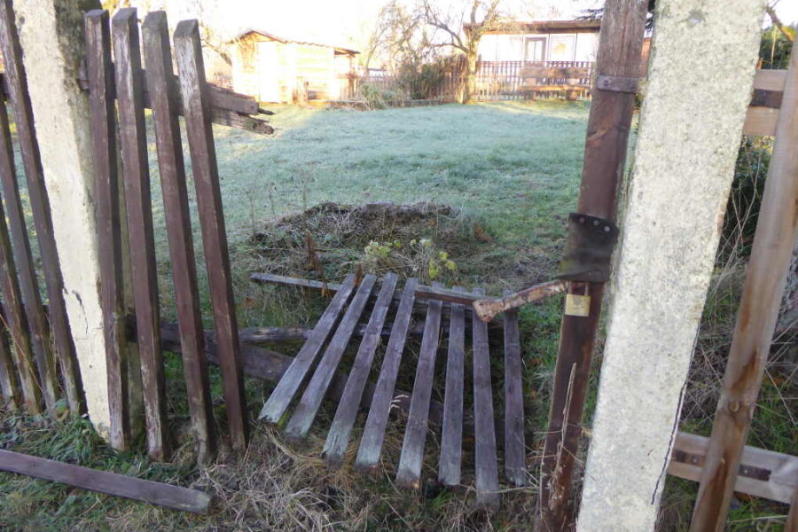 Randalierer beschädigen mehr als 20 Gartentore in Limbach-Oberfrohna - Unbekannte haben am Wochenende die Tore oder Türen an insgesamt 24 Gärten beschädigt.