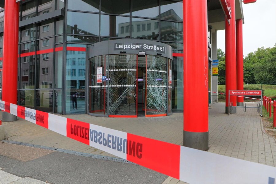 Randalierer greift Pärchen an und verletzt 52-Jährigen - Am Eingang zu einer Sparkasse an der Winklerstraße hat ein Mann randaliert und griff dann Passanten an.