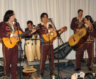 Rasante Fiesta Mexicana gefeiert - 
              <p class="artikelinhalt">Mariachi dos Mundos beim Auftritt in der Kulturtenne. </p>
            