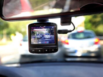 Rasanter Audifahrer filmt Fahrt mit Dash-Cam - mehrere Anzeigen - 