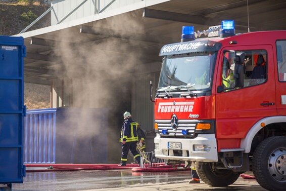Raschau-Markersbach: Zwei Verletzte bei Brand in Lackiererei - 