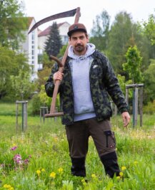 "Rasenmäher lassen nicht viel Leben übrig" - Dennis Klein, Mitarbeiter der Kreisnaturschutzstation, auf einer Blühwiese in Zwickau.