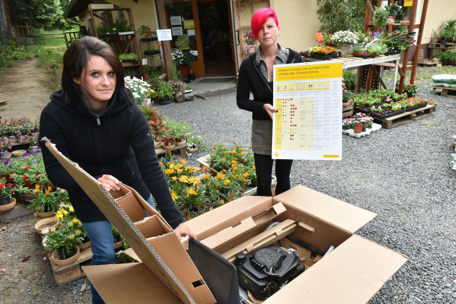 Rasenmäher löst Feuerwehreinsatz aus - Rasenmäher zum Versand abgegeben: Paketshop-Mitarbeiterinnen Sindy Reinsberg und Nicole Mantau (v.l.) in Weißenborn zeigen den Fund.