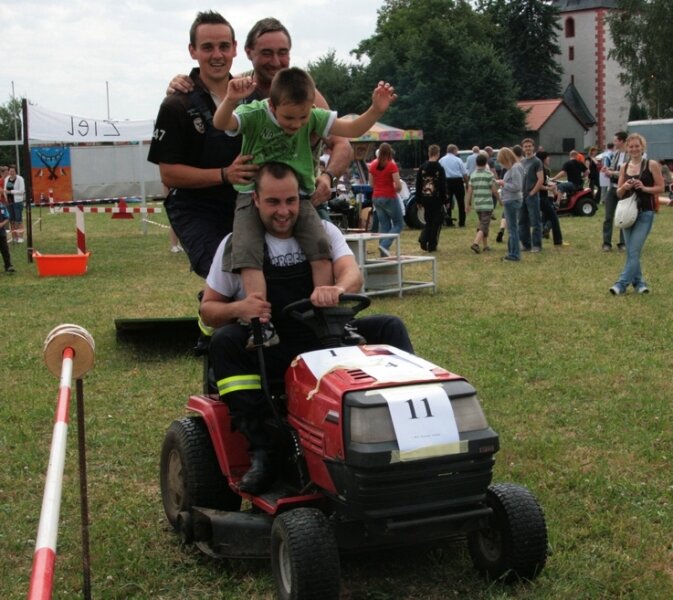 Rasentraktor-Rallye erlebt 2009 zweite Auflage - 
              <p class="artikelinhalt">Der Gewinner der Rasentraktor-Rallye 2008: Udo Altmann dreht mit seinen Söhnen Ricardo und Denny eine Siegerrunde. </p>
            