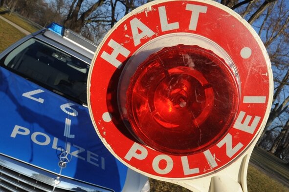 Raser und Alkohol: Polizei gehen im Vogtland Verkehrssünder ins Netz - Polizisten gingen im Vogtland am Donnerstagvormittag mehrere Verkehrssünder ins Netz, darunter mehrere Raser und ein Mann mit Alkohol am Steuer. 