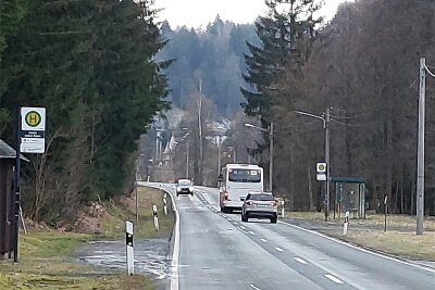 Raserei auf der B 283: Zwotaer sind besorgt - Oft eine Art Rennstrecke: Die Markneukirchner Straße/B 283 in der Ortsdurchfahrt Zwota.