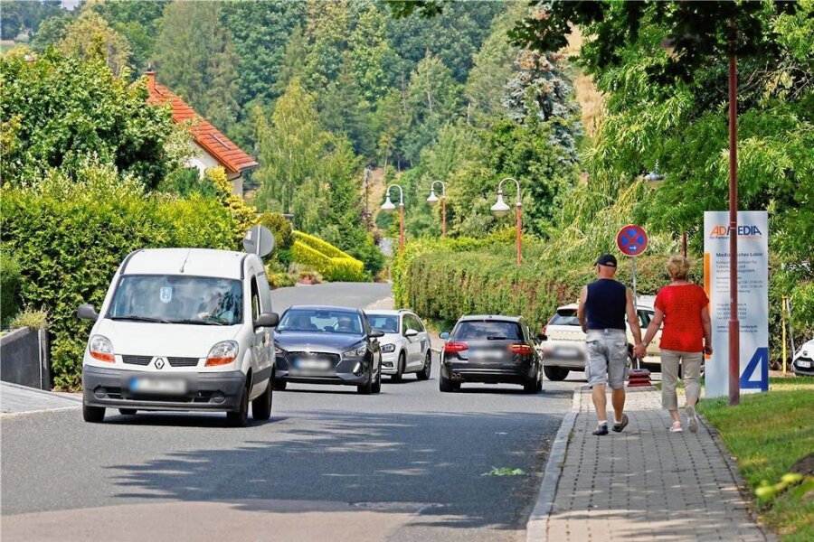 Raserei auf Umleitungsstrecken in Waldenburg: Bürgermeister Jörg Götze fordert Geschwindigkeitskontrollen - Durch die Straßen rund um das Wohngebiet „Am Erdbeerfeld“ rollt mehr Verkehr als sonst. Nun soll die Geschwindigkeit überwacht werden.