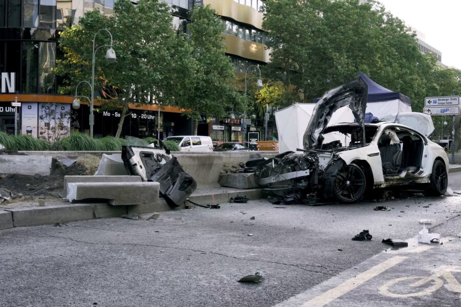 Raserunfall in Berlin: Ermittlung wegen fahrlässiger Tötung - Das Wrack eines Autos steht nach einem Unfall auf der Tauentzienstraße.